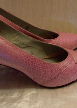 Розовые кожаные  туфельки на среднем удобном каблучке