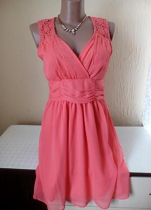Гарненька сукня коралового коліру