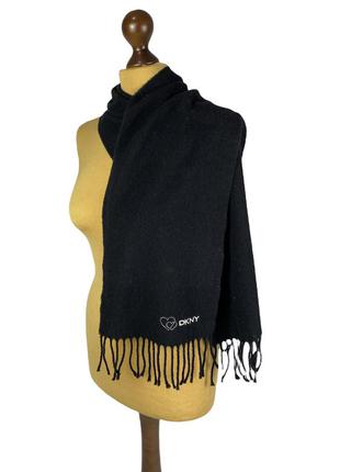 Красивый шарф с логотипом бренда