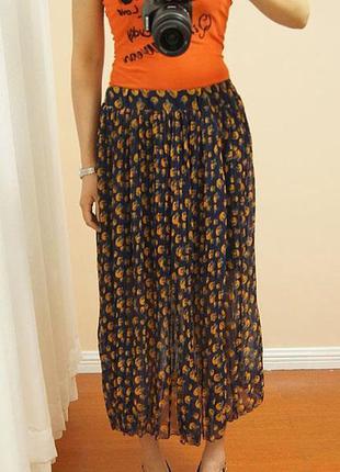 Гофрированная юбка темносинего цвета с оранжевыми шариками-бантиками
