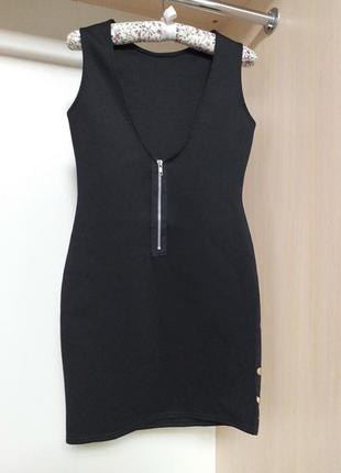 Чёрное платье из неопрена с золотым принтом6 фото
