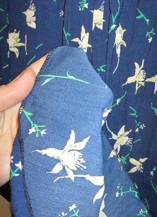 Плиссированная юбка темносинего цвета в бежевый цветок8 фото