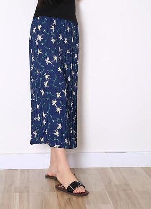 Плиссированная юбка темносинего цвета в бежевый цветок2 фото