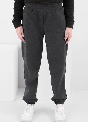 Жіночі темно-сірі спортивні штани на флісі