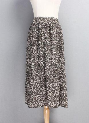 Гофрированная юбка цвета хаки в белых веточках1 фото