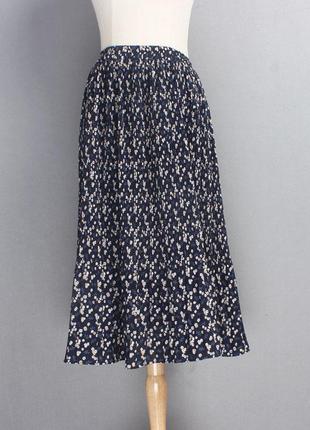 Гофрированная юбка темносинего цвета в мелких белых цветах,