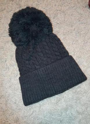 Жіноча в'язана шапка з бомбоном