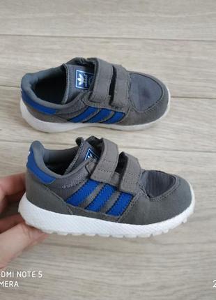 Фирменные кроссовки adidas р.24-25