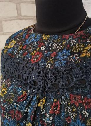 Шифоновая блуза синяя в цветочек с кружевной вставкой размер 46-482 фото