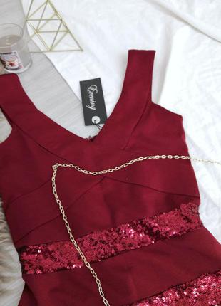 Бордове плаття з паєтками, на широких бретелях, бандажну3 фото