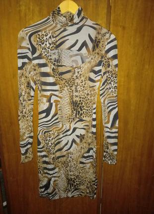 Платье с выризом