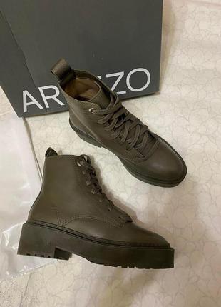 Arezzo новые шикарные кожаные ботинки