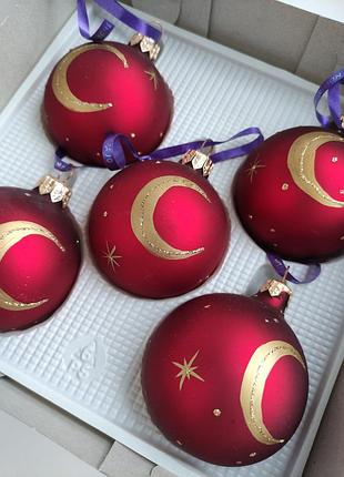 Набор из 9 красных новогодних шаров с месяцами