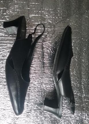 Кожаные босоножки