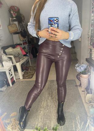Эффектные кожаные лосины слива