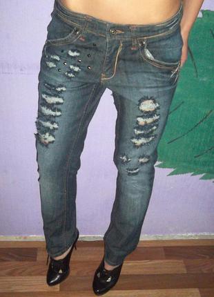 Крутые рваные джинсы с заклепками1 фото