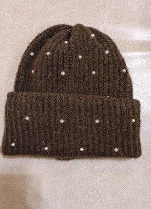 Тепла вовняна шапка з відворотом з перлами1 фото