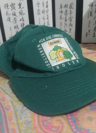 Кепка під ім'ям понад