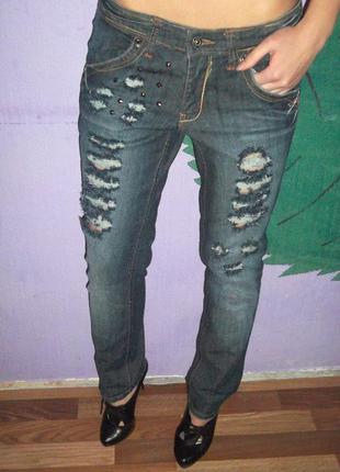 Крутые рваные джинсы с заклепками