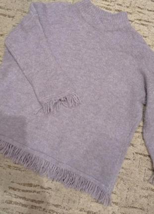 М'який, затишний светр з бахромою