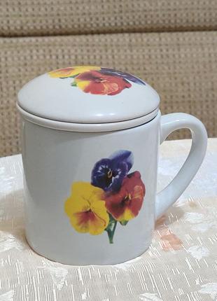 Чашка с керамическим ситечком внутри для заваривания чая и крышкой