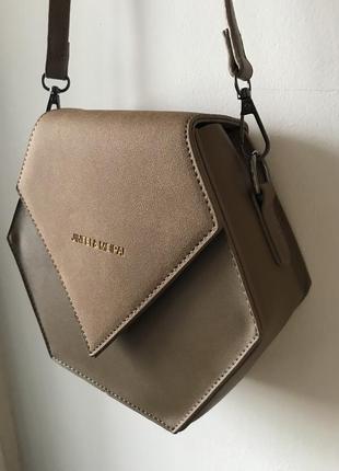 Кожаная коричневая сумочка в красивом дизайне