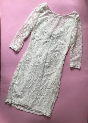 Мереживна сукня з вирізом на спині