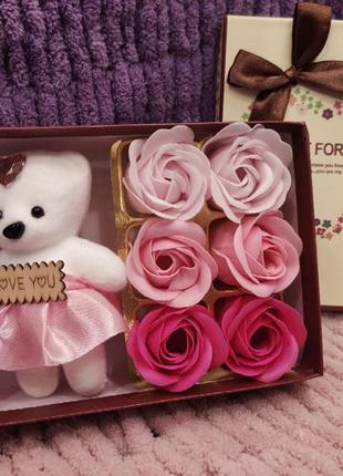 Подарочный набор мыла в форме роз с мишкой, мыло ручной работы1 фото