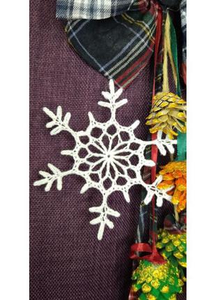 Украшение дома рождественский декор из шишек и вязаных снежинок - подарок на новый год (клетка)