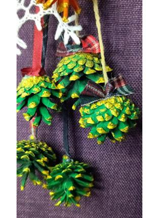 Украшение дома рождественский декор из шишек и вязаных снежинок - подарок на новый год (клетка)