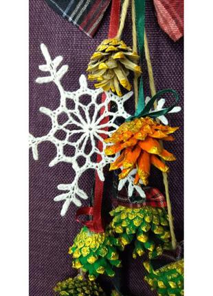 Украшение дома рождественский декор из шишек и вязаных снежинок - подарок на новый год (клетка)