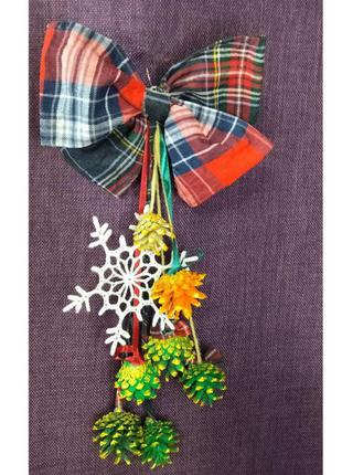 Украшение дома рождественский декор из шишек и вязаных снежинок - подарок на новый год (клетка)