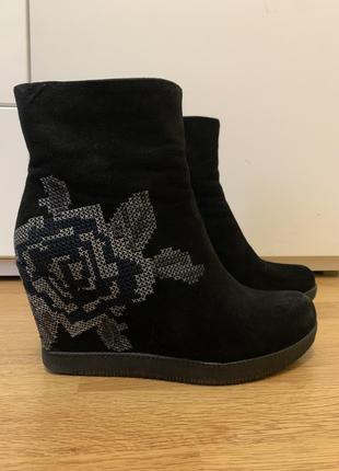 Чоботи зимові на танкетці 38 розмір