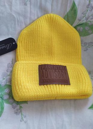 Акриловая шапка с нашивкой advisory.