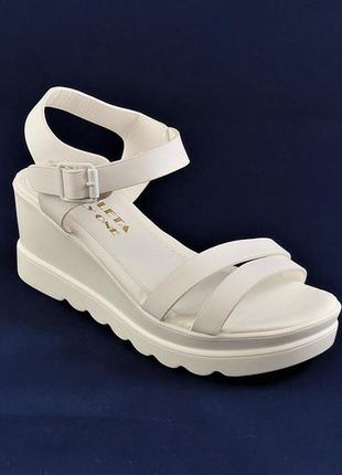 Жіночі сандалі босоніжки на танкетці платформа білі літні4 фото