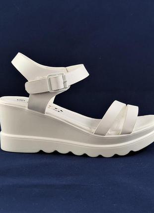 Жіночі сандалі босоніжки на танкетці платформа білі літні2 фото