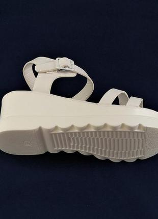 Жіночі сандалі босоніжки на танкетці платформа білі літні7 фото