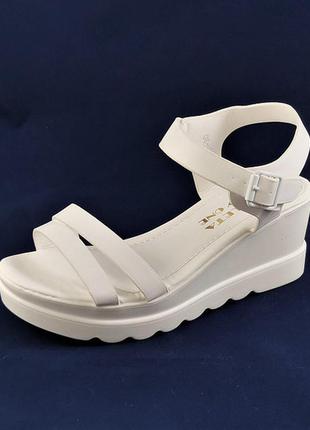Жіночі сандалі босоніжки на танкетці платформа білі літні3 фото