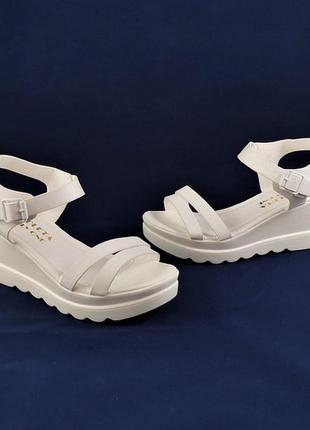 Жіночі сандалі босоніжки на танкетці платформа білі літні6 фото