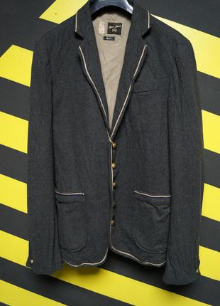 Шерстяной пиджак с железными пуговицами и окантовкой