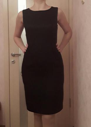 Черное платье-футляр с люрексом без рукавов
