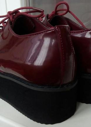 Стильні нові черевики на платформі кольору марсала ichi3 фото