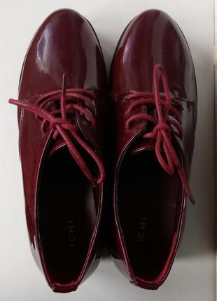 Стильные новые ботинки на платформе цвета марсала ichi4 фото
