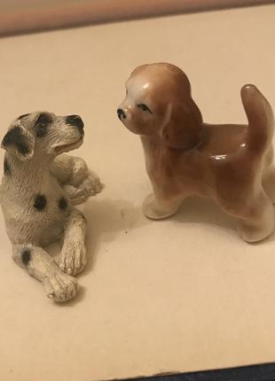 Дві маленькі статуетки собачки!
