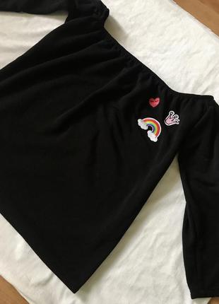 Свитшот чёрный со спущенными плечами и наклейками радуга свитер3 фото