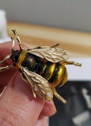 Милая брошка пчела золотистая черная брошка бджола пин значок пін3 фото