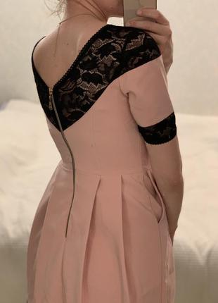 Стильна пудрова сукня з мереживом