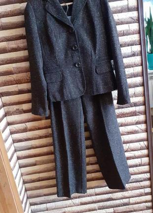 Брючний костюм.