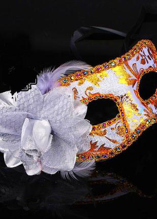 Ошатна біла з золотом тверда маска з тканинним покриттям "ренесанс" з великою квіткою на стрічках1 фото