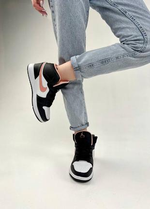 Женские высокие кожаные кроссовки nike air jordan🆕 черно-белые с розовым джорданы4 фото